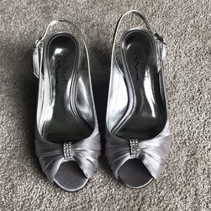 Nina silver sling back low heel open toe pump 6.5